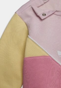 Adidas Originals Crew Unisex Set - Survêtement - Clear Pink/Almost Yellow/Bliss Pink -ASOS 03227d0e80924988af276f0b09a7601b