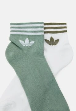Adidas Originals Unisex 3 Pack - Chaussettes - Silver Green/Olive Strata/White -ASOS 08522ffe5081470daed59b42e873b5c8