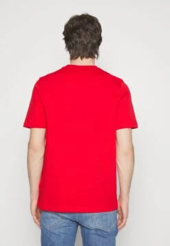 Adidas Originals Trefoil Unisex - T-Shirt Imprimé - Better Scarlet/White -ASOS 094b1bf42c9948eb9095672804557849