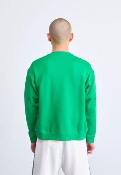 Adidas Originals CREWNECK - Sweatshirt - Green/cloud White -ASOS 0d1bd9045e404ec2909e13817c97ccf7