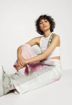 Adidas Originals Wide Leg - Pantalon De Survêtement - Clear Pink -ASOS 0fb00da2774d43ffb1b4ff90295003f9