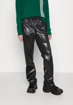 Adidas Originals Firebird Tracksuit Pants - Pantalon Classique - Black -ASOS 139a0d27a8e04302b2bd39df10e6d3af