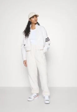 Adidas Originals Essentials Fluffy Pants - Pantalon De Survêtement - White -ASOS 157b681bf64843a28e7d193f1eb27b2a