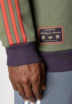 Adidas Originals FC BAYERN MUNICH ICON SWEAT - Article De Supporter D'équipe De Club - Base Green -ASOS 1596cb7c6bff44fbb9fdec72929f60a8