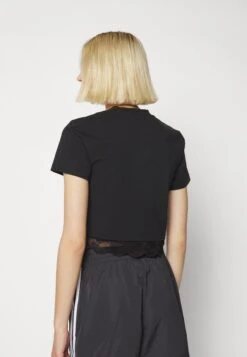 Adidas Originals Cropped Vneck - T-Shirt Imprimé - Black -ASOS 16c179bb25f34787bde1e83b58a067be