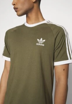 Adidas Originals 3 Stripes Tee Unisex - T-Shirt Imprimé - Olive Strata -ASOS 1b88d089a6ee4dc7bab88c9127d55577