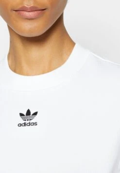 Adidas Originals T-Shirt Basique - White -ASOS 1b8c2e63564c4da785c7c5f999d7e641