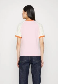 Adidas Originals Adicolor 70S Cali Tee V Neck - T-Shirt Basique - True Pink -ASOS 218b5b8189754015be9eb3efc0ea1802