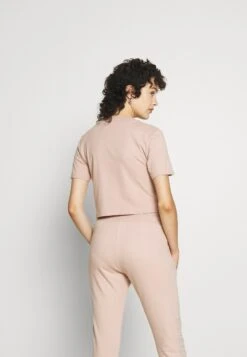 Adidas Originals Cropped Tee - T-Shirt Basique - Ash Pearl -ASOS 245a49f14d1541e5b206531f31205847