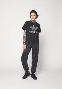 Adidas Originals Tee - T-Shirt Imprimé - Black -ASOS 24b4eec12356404c8631af9dce4a8ed1