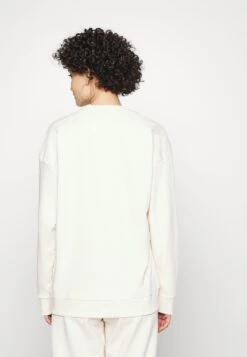 Adidas Originals Retro Luxury Crew - Sweatshirt - White -ASOS 25ab9fbbd0f542c18af395fff692e528