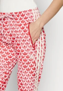 Adidas Originals Adicolor 70S - Pantalon De Survêtement - True Pink 13 Adidas Originals Adicolor 70S - Pantalon De Survêtement - True Pink -ASOS 2bd78e36b8be4d4d8545a24b5a357989