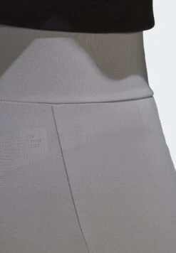 Adidas Originals Short - Mgh Solid Grey -ASOS 2d790c44c27343c5849c24e11d53567e