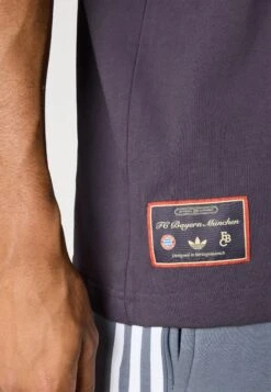 Adidas Originals FC BAYERN MUNICH ICON GRAPHIC T-SHIRT - T-shirt Imprimé - Aurora Black -ASOS 30dc4bb3e4d94f50a26c55c99d234b6f