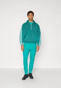 Adidas Originals LIVERPOOL FC ICON HALF ZIP JACKET - Article De Supporter D'équipe De Club - Sea Green -ASOS 35fd3b5fa3094ddf9ff7a71234f07322