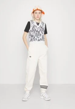 Adidas Originals Neuclassics Joggers - Pantalon De Survêtement - White -ASOS 370d0939dbd44d31bd8cf49848bc3f69