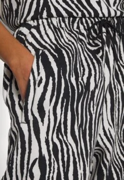 Adidas Originals Jogger - Pantalon De Survêtement - Cloud White/Black -ASOS 38596520cdfe4735941e07ff26c0d582