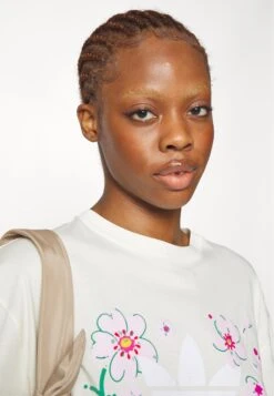 Adidas Originals Oversized Tee - T-Shirt Imprimé - Cream White -ASOS 398746e1eb49465b8d287921b221467c