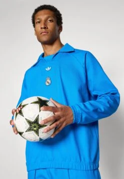 Adidas Originals REAL MADRID ICON - Article De Supporter D'équipe De Club - Blue Bird White -ASOS 3d58050f61fb4689b48543d10a073973