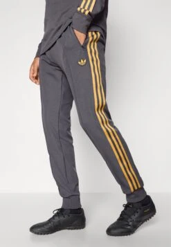Adidas Originals MANCHESTER UNITED ICON TRACK PANT - Article De Supporter D'équipe De Club - Utility Black -ASOS 3e3e71a7383e48ffbb2318df47c22f44