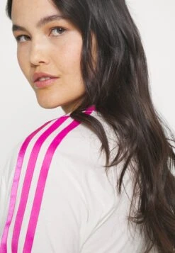 Adidas Originals Pride 3S Tee - T-Shirt Imprimé - Off White -ASOS 3ee02a7b7826456c85cd28238b690d1f