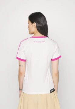 Adidas Originals Pride 3S Tee - T-Shirt Imprimé - Off White -ASOS 4150817d44a44e4e8f9ba139cacdd9a1