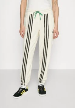 Adidas Originals Adicolor 70S Pants - Pantalon De Survêtement - White -ASOS 46bc6782e7744fa7a3e79d67ec113142