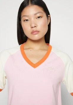 Adidas Originals Adicolor 70S Cali Tee V Neck - T-Shirt Basique - True Pink -ASOS 4c90ddbe5b8146b2a12bc716c6bfd7fc