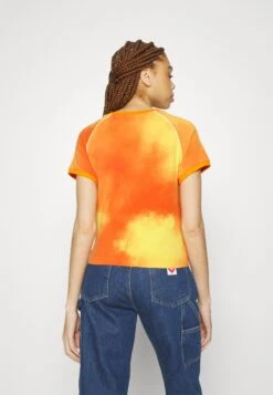 Adidas Originals Tee - T-Shirt Imprimé - Bold Gold/Multicolor -ASOS 4d9f79ccf0414b3b961deb576c2fcb67