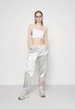 Adidas Originals Bra Originals Adicolor Primegreen Top Fitted - Débardeur - White 15 Adidas Originals Bra Originals Adicolor Primegreen Top Fitted - Débardeur - White -ASOS 4f23dd3e8a30452c9aef0b08cffd6fdd