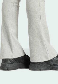 Adidas Originals Essentials Flared - Pantalon Classique - Medium Grey Heather -ASOS 4f3efd30f80241f78f1c9e4b0c0b11b7