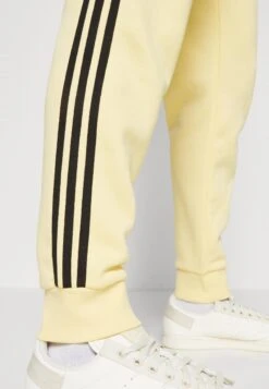 Adidas Originals Stripes Pant Unisex - Pantalon De Survêtement - Almost Yellow -ASOS 522862c8c30f4e99bb0db93e70f6f037