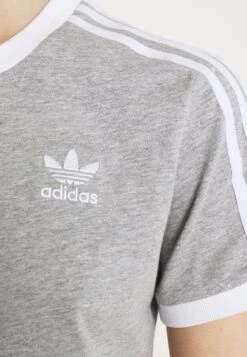 Adidas Originals 3 Stripes - T-Shirt Imprimé - Medium Grey Heather -ASOS 53bc8923a7db4e35924c0e270ef29ec8