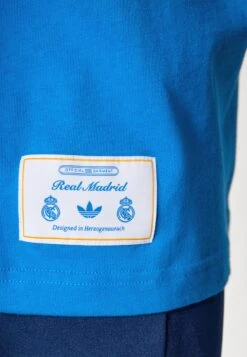 Adidas Originals REAL MADRID ICON GRAPHIC T-SHIRT - Article De Supporter D'équipe De Club - Bluebird -ASOS 58f56bb1806d403a8327b7814dde2007