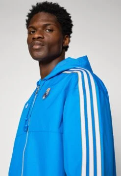 Adidas Originals REAL MADRID ICON PARKA - Article De Supporter D'équipe De Club - Bluebird/white -ASOS 5c7664c5514b40cca11c7fc4226147e9