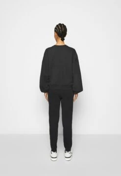 Adidas Originals Adicolor Essentials Slim - Pantalon De Survêtement - Black -ASOS 5e21e9fb23044cff90fa6f1b23f579ea