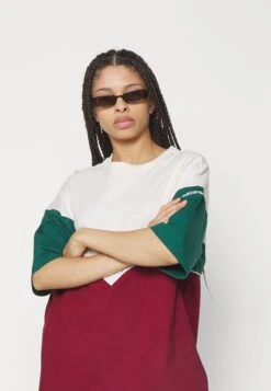 Adidas Originals Tee - T-Shirt Imprimé - Wonderwhite/Collegiate Green/Collegiate Burgundy -ASOS 5f4a4a127a3e4324b197cd6de10a8098