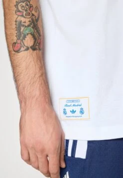 Adidas Originals REAL MADRID ICON T-SHIRT - Article De Supporter D'équipe De Club - White/bluebird -ASOS 61b190b3b4154cc1939ad88e6ae7b1a6