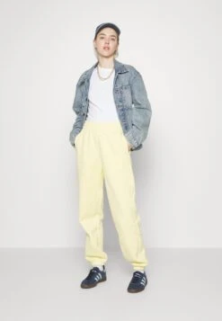 Adidas Originals Essentials - Pantalon De Survêtement - Almost Yellow -ASOS 63c33e2819b14271a5b98e59b0515d3c