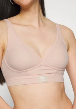 Adidas Originals Brami - Brassière - Peach Whip -ASOS 646f7055ce174f229e159e904b27a602