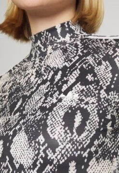 Adidas Originals Tee - T-Shirt À Manches Longues - Black -ASOS 6531da045bb84e98b0dde96511d23cc8