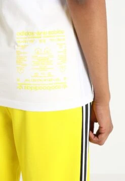Adidas Originals T-Shirt Imprimé - White -ASOS 6692c55aa8ac4f2dabe244bf9d1ae27f