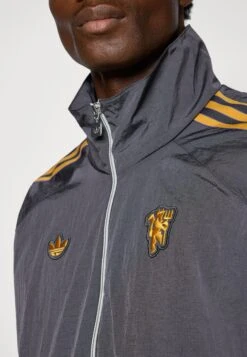 Adidas Originals MANCHESTER UNITED ICON HALF ZIP JACKET - Article De Supporter D'équipe De Club - Utility Black -ASOS 68b731a51bd842a08ed91d80009be0ce