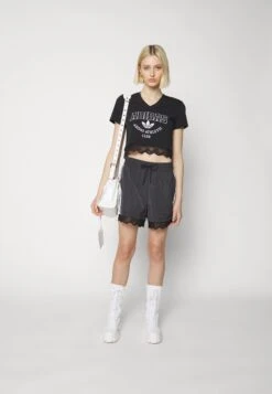 Adidas Originals Cropped Vneck - T-Shirt Imprimé - Black -ASOS 78a62238a2d54a45adbc62bf15907784