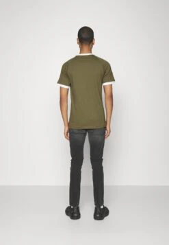 Adidas Originals 3 Stripes Tee Unisex - T-Shirt Imprimé - Olive Strata -ASOS 78a9ca34b7b14a27aebac3f13604399c