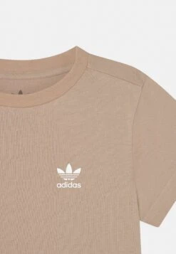 Adidas Originals T-Shirt Basique - Magic Beige -ASOS 7b2aa9e421e743dabc72103a20f2b91a