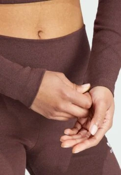 Adidas Originals Essentials - T-Shirt À Manches Longues - Shadow Brown -ASOS 7b5daec70eb64301a9dd85e4607343d2