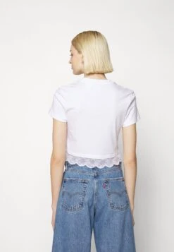 Adidas Originals Cropped Vneck - T-Shirt Imprimé - White -ASOS 7f82595b3bab4407885334c1803d6c89