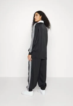 Adidas Originals Originals Balloon Pant - Pantalon De Survêtement - Black -ASOS 81fb9f6af6e54e0395379f9524a5f5dd