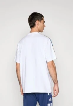 Adidas Originals REAL MADRID ICON T-SHIRT - Article De Supporter D'équipe De Club - White/bluebird -ASOS 833591837db8465b9581cf7db2e47e6c